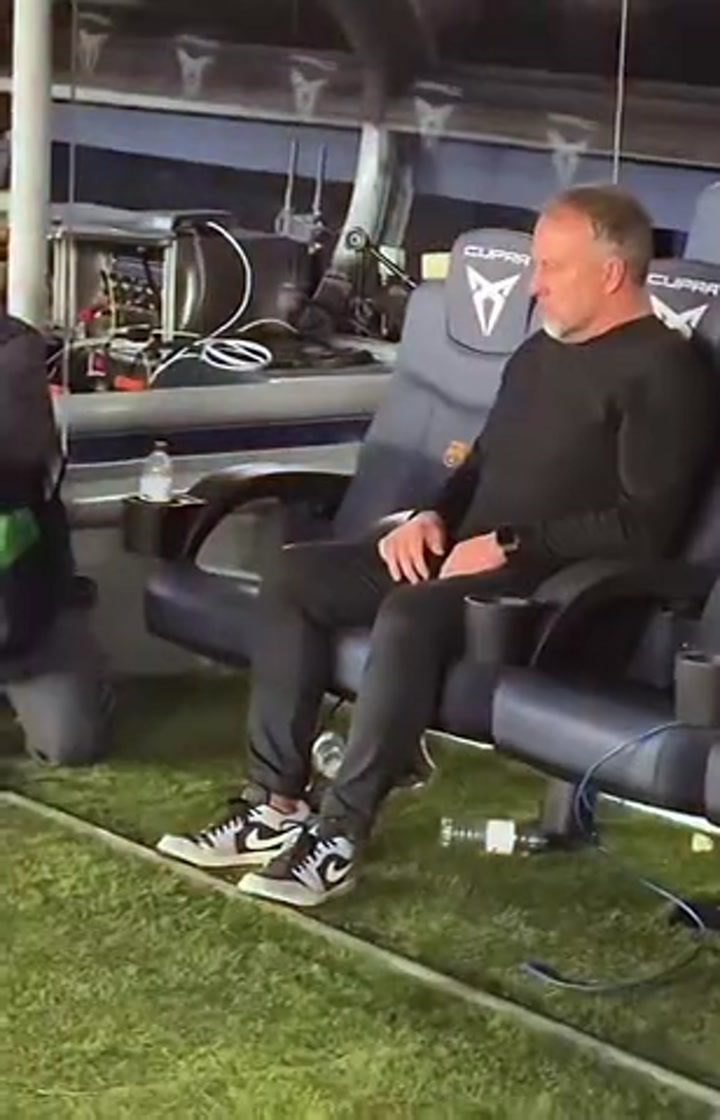 神情严肃！弗里克赛后坐在替补席与拉菲尼亚交流