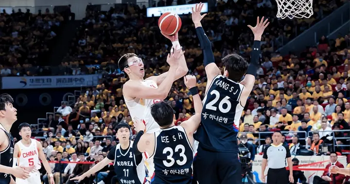 周琦已成中国男篮累赘？郭士强犹豫不决，成男篮小球战术绊脚石！