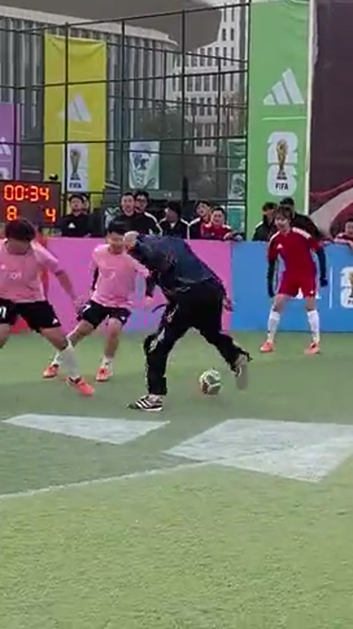 齐达内来中国参加活动，不是一个级别的球技