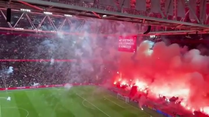 阿贾克斯死忠看台点燃过量烟花，烟雾难以控制致比赛中断