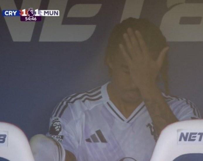 约罗送点被换下后在替补席很沮丧，芒特赛后一直安慰他