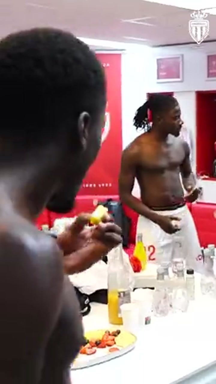 博格巴时隔2年多重返赛场 在摩纳哥更衣室激情热舞