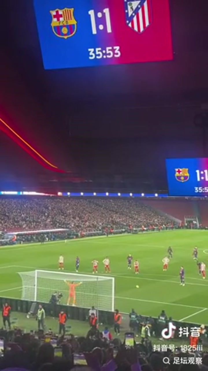 有失水准！实拍莱万主罚点球直接踢上看台