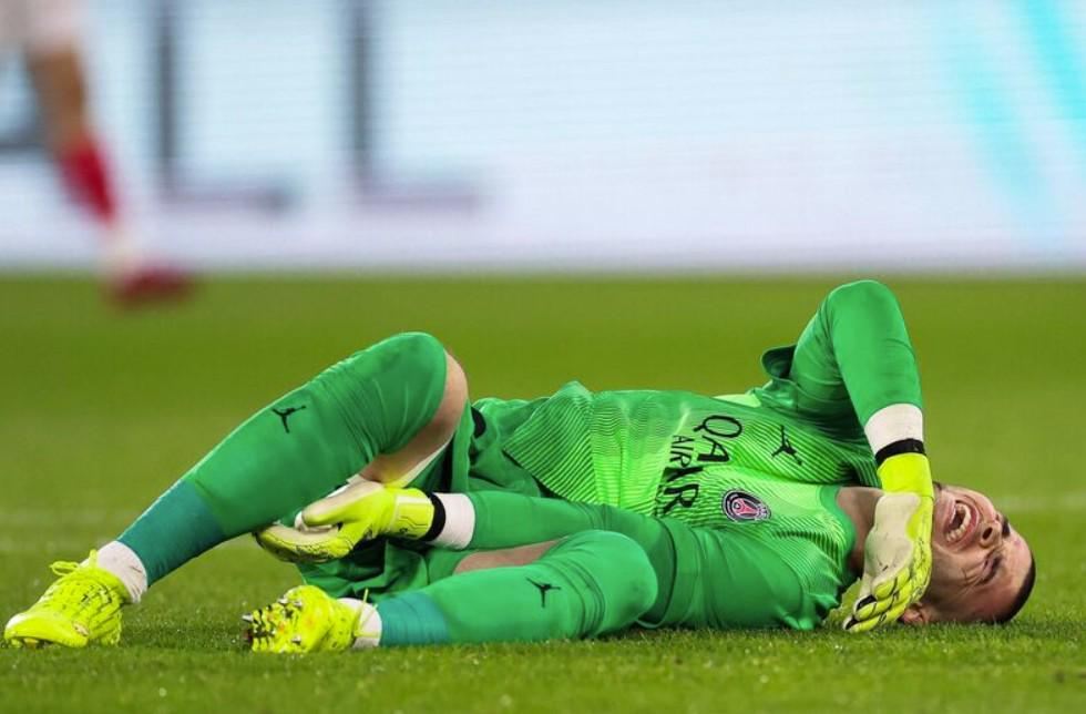 舍瓦利耶被铲时裁判对话曝光：撞击力很小，只是轻微扭转