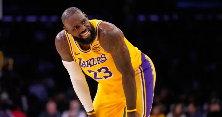 场均仅15+4+7！是詹姆斯真的老了，还是湖人的安排有问题？