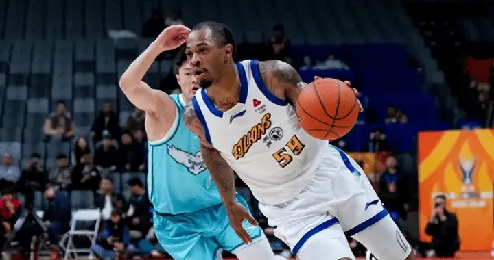 广厦今夏引援再获补强！塔克成推土机强势攻坚，桑普森得分太稳！