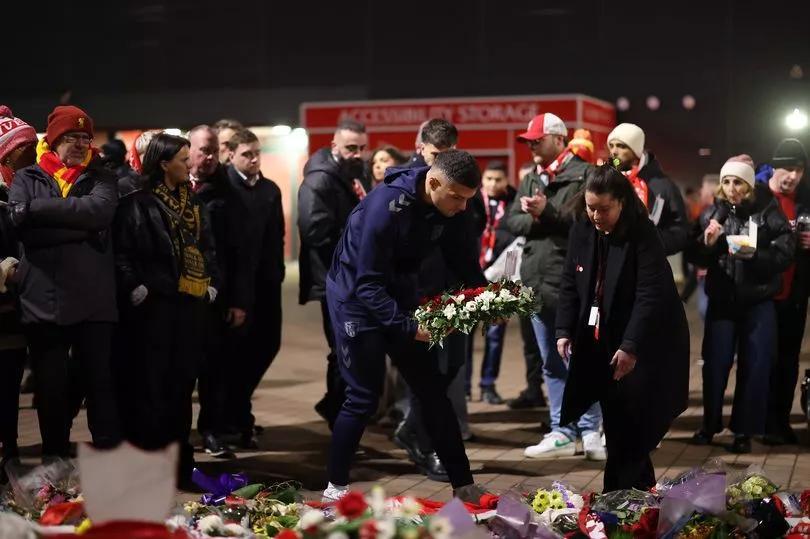 你永远不会独行，扎卡在开赛前在安菲尔德外为若塔献上花圈