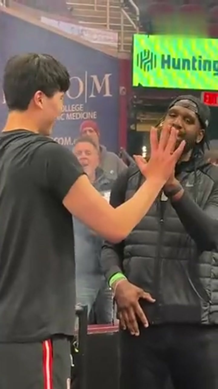 杨瀚森和状元中锋奥登碰面互动 比比手掌大小