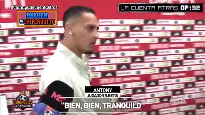 一瘸一拐！安东尼回应记者：脚伤还好 下轮战巴萨没问题