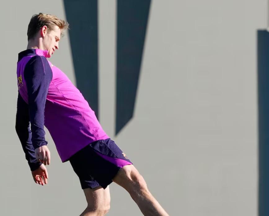 阿斯：德容已经退烧，参加了巴萨周四的训练课