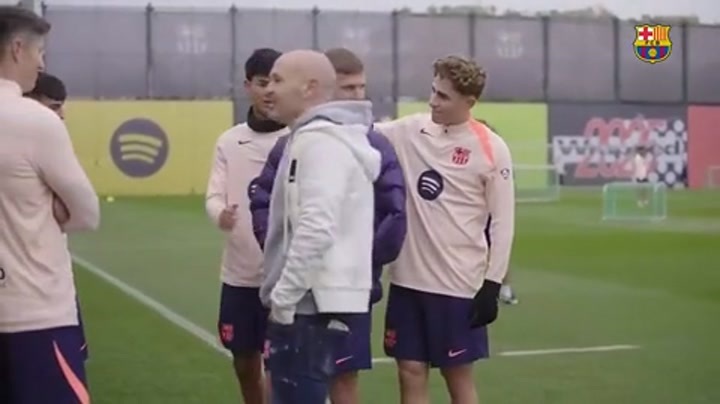 巴萨最新训练花絮：名宿伊涅斯塔造访