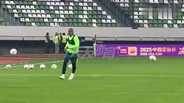 足协杯赛前踩场 国安球员拍头礼迎接金靴法比奥