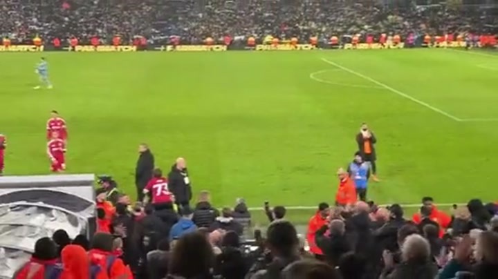 实拍萨拉赫赛后独自停留在场边 向球迷长时间鼓掌挥手