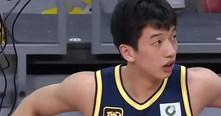 杨溢打出战略性意义！连进三分+灵活组织，解压徐杰并盘活胡明轩