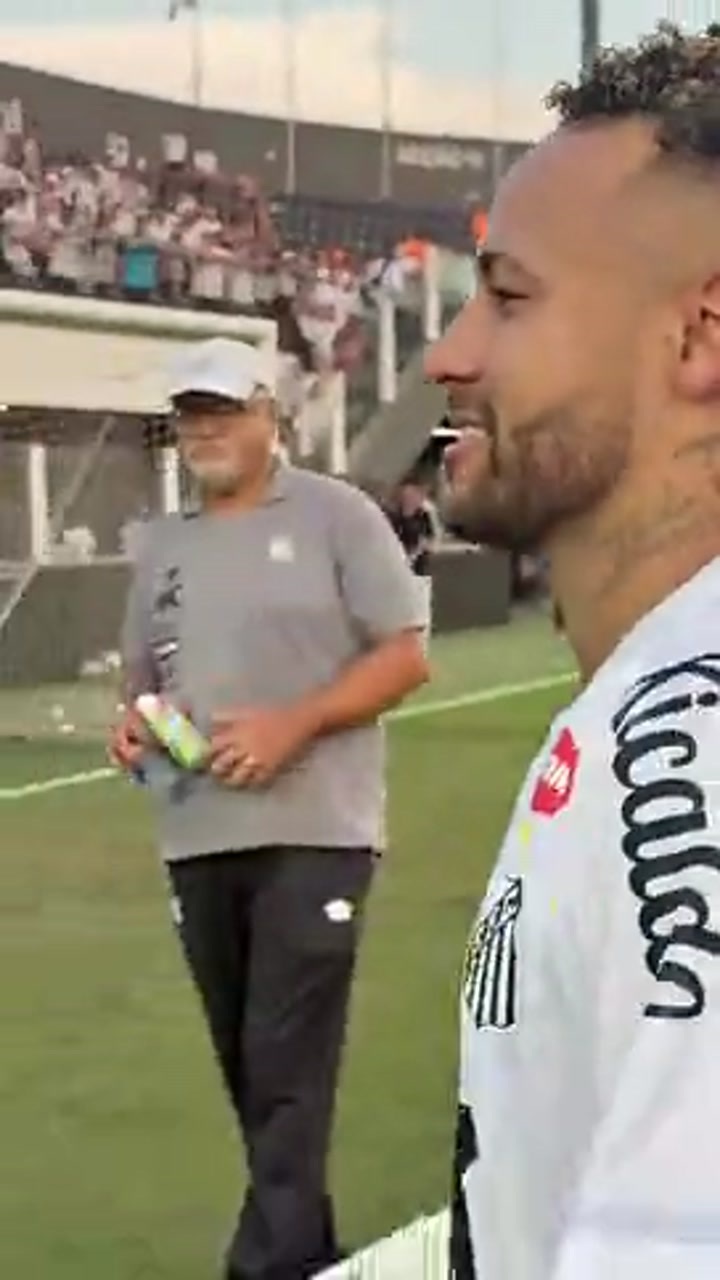 带伤连战三场率桑托斯成功保级，内马尔赛后接受球迷欢呼