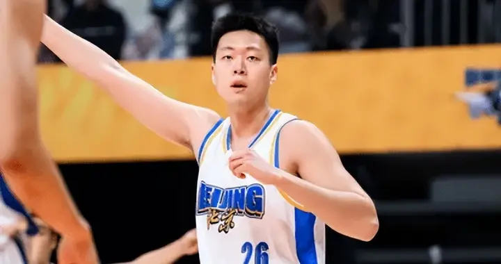 打得比范子铭好！张知垚对广厦暴走，许利民评攻强守弱，可当奇兵