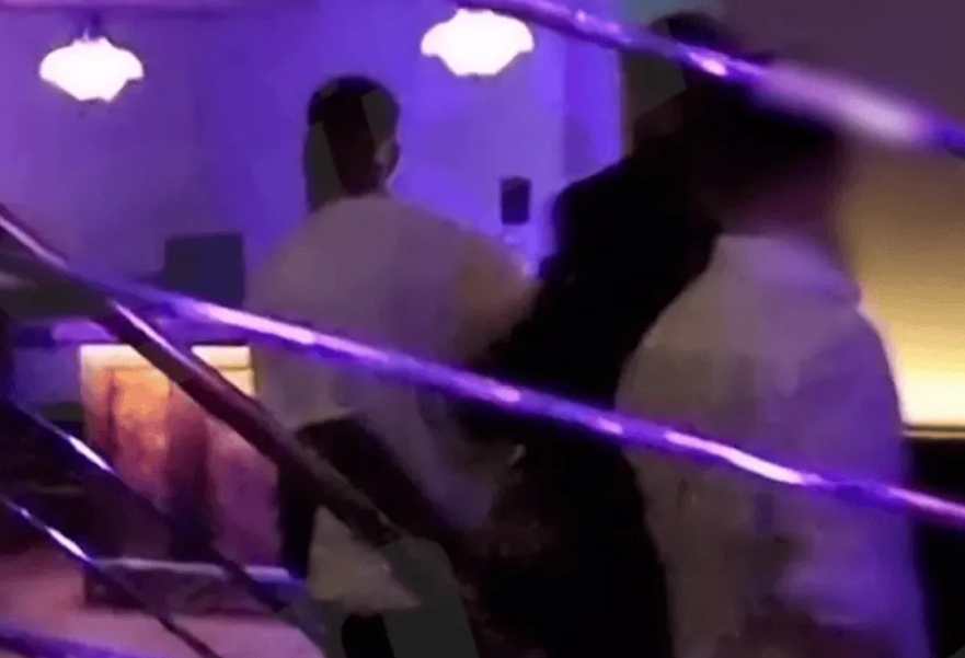 酒吧齐达内？太阳报：因涉嫌在酒吧用头撞人 伊万-托尼被逮捕