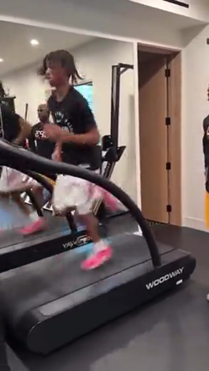 回家带娃！保罗与儿子训练上演空中接力