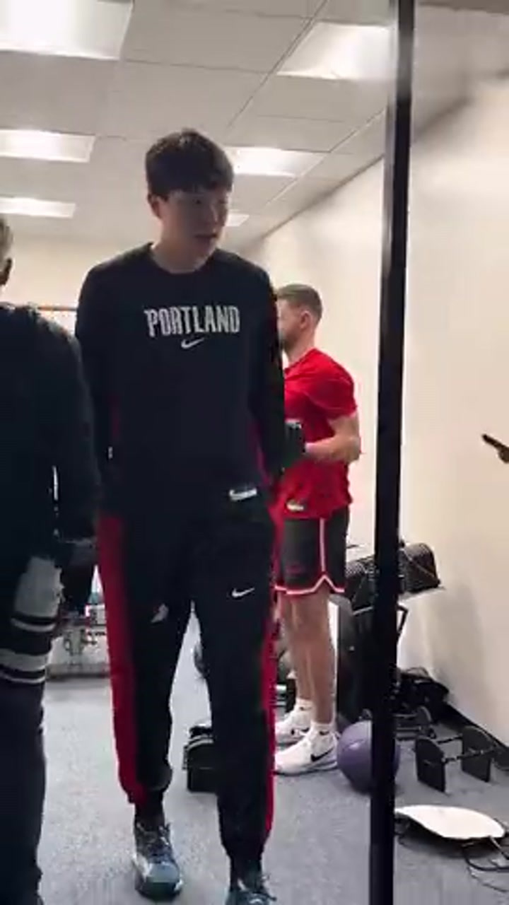 文化输出！杨瀚森在开拓者更衣室听八方来财