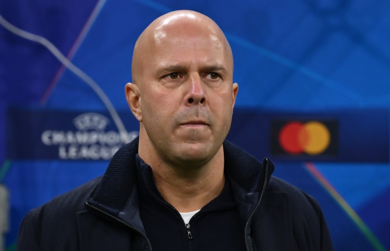 5000名利物浦球迷做客梅阿查 多次高唱斯洛特之歌表达支持