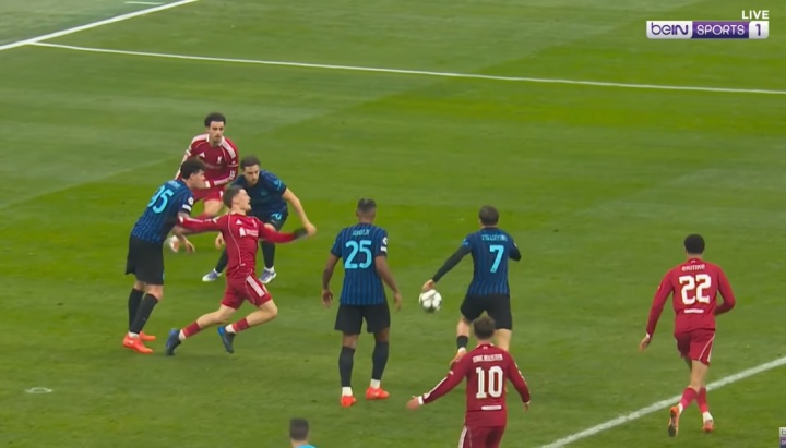 卡拉格：维尔茨倒地不该判点球 但巴斯托尼也不该拉扯球衣