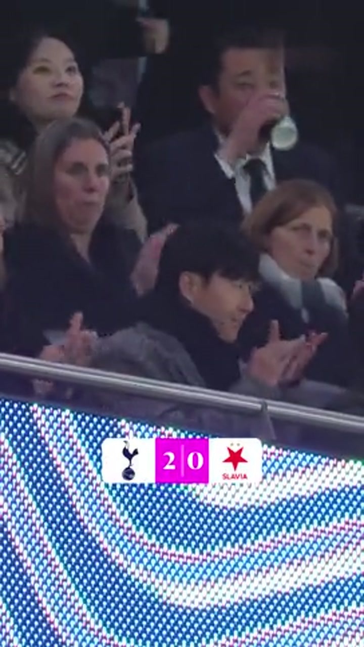 实拍孙兴慜看台观战 为热刺三个进球鼓掌