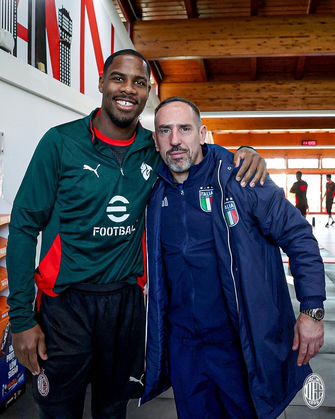 米兰官方欢迎里贝里造访米兰内洛，并发布其与迈尼昂合影