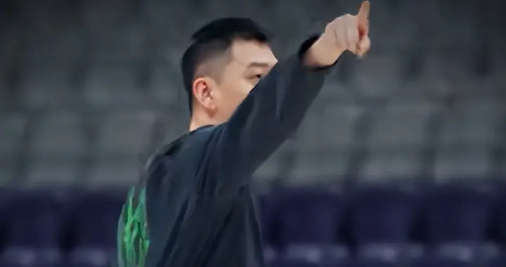 辽宁更新对抗训练！杨鸣激情执教，张陈治锋强硬上篮，姜宇星空切