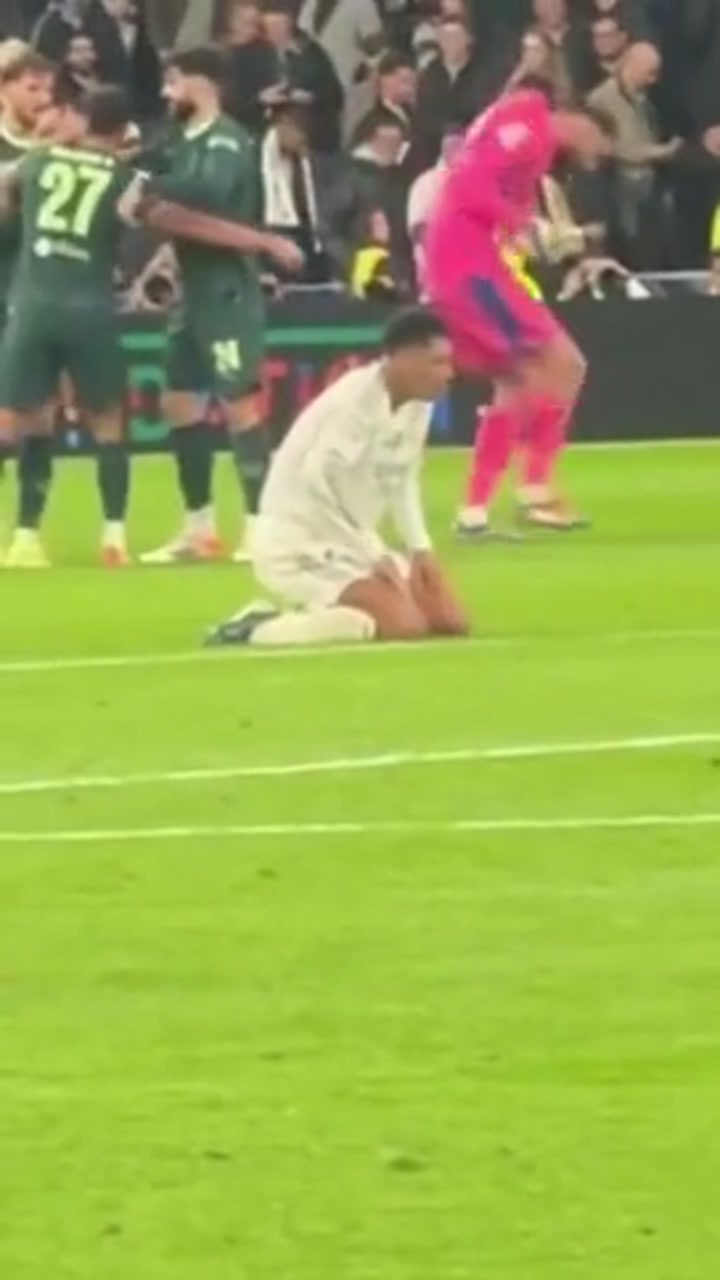 压力太大！实拍贝林厄姆赛后掩面跪地不起