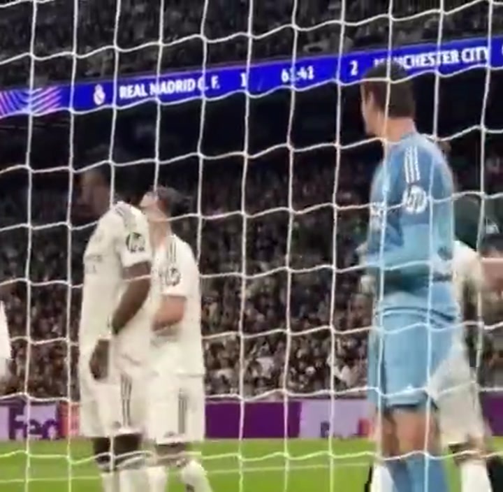 身高差的有点多！居勒尔角球防守对位哈兰德 后者笑着拍他肩膀