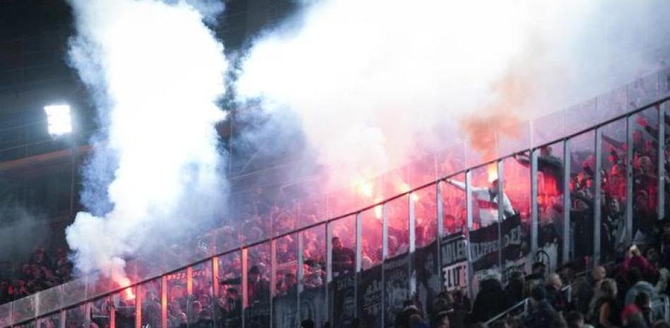 世体：法兰克福球迷在诺坎普制造骚乱，巴萨要求经济赔偿