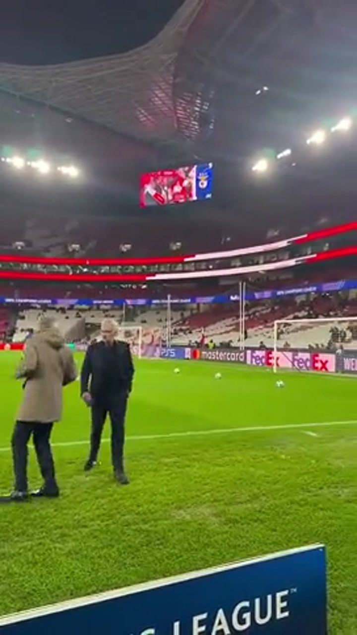 赛后穆里尼奥听到球迷的呼唤 满足他们的合影要求