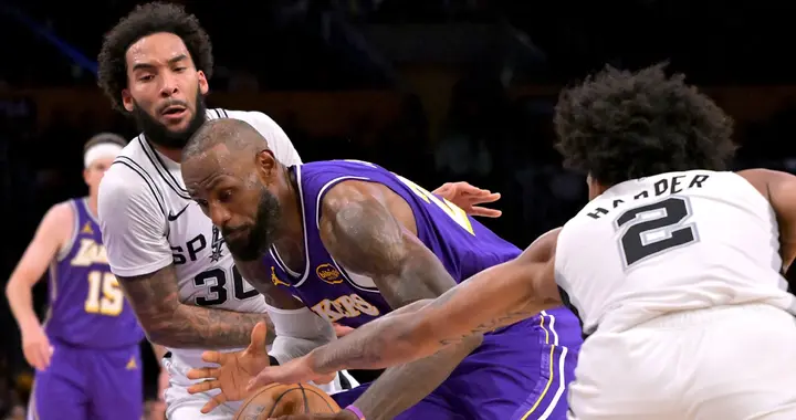 近6战场均失122分！惨败马刺后湖人又获坏消息，该启用范德彪吗？