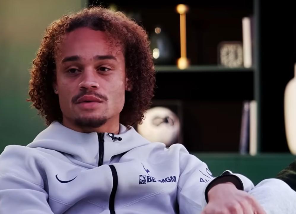 哈维-西蒙斯：我的名字烙印了母亲对巴萨的爱；年少成名并不好