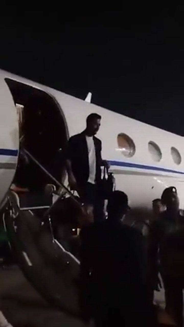 梅西乘机抵达加尔各答 球迷高喊messi