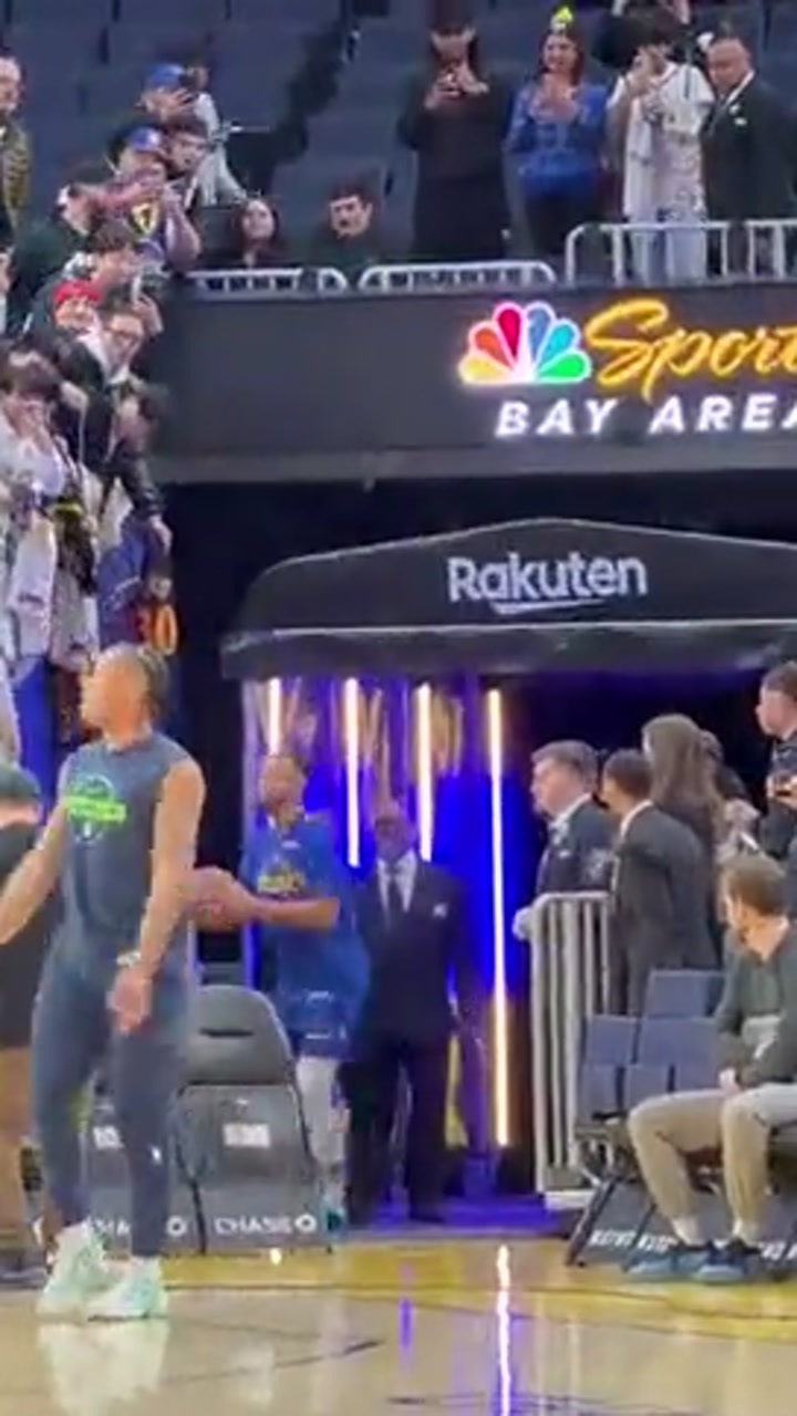 逆天！球迷实拍库里在球员通道前抡进一记全场三分球
