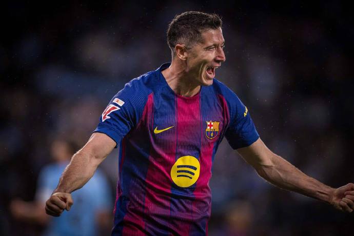 37岁莱万身价跌出千万级 但35岁及以上球员中仅次于梅罗