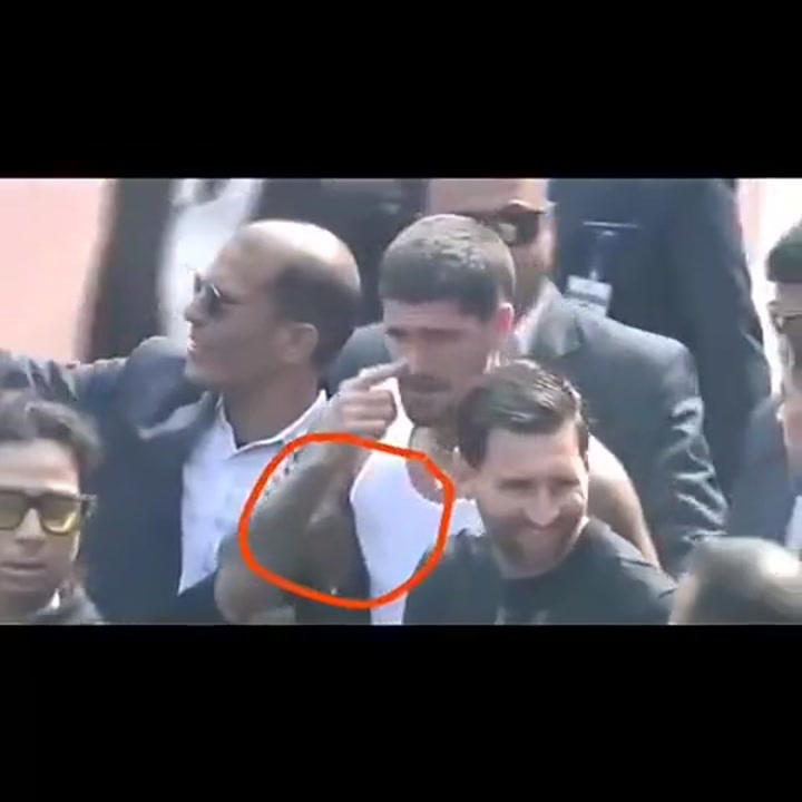 德保罗被印度工作人员抓住胳膊感到很不爽