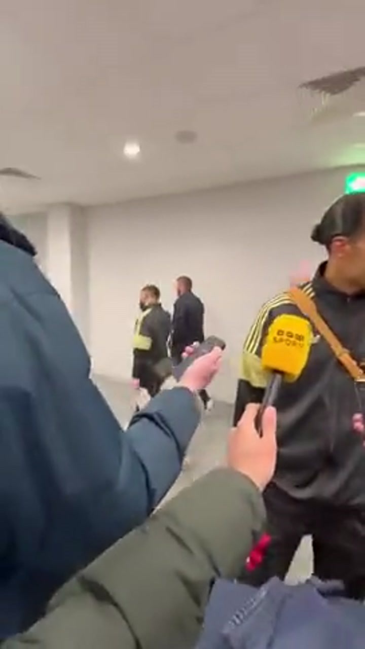 记者：萨拉赫，你想接受采访吗？萨拉赫：连续两周？不了