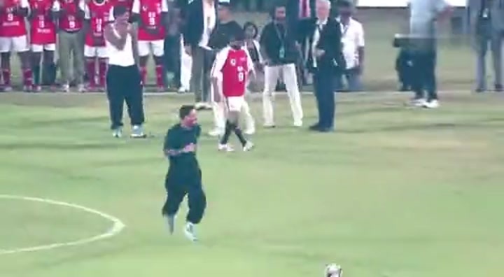 这脚法给球王看傻了！梅西印度行活动连续“被遛”