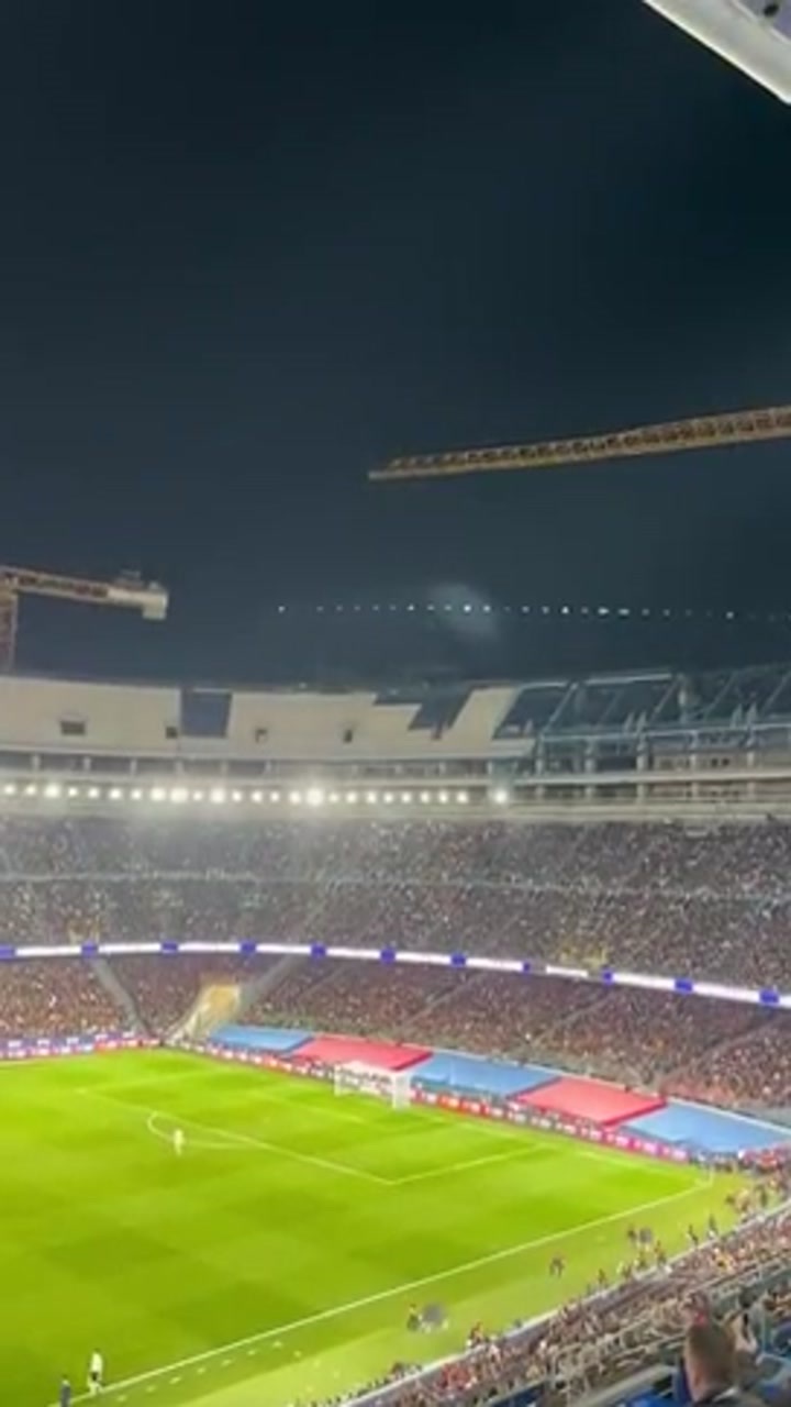 嘲讽死敌！巴萨球迷比赛中高唱：阿隆索留下！