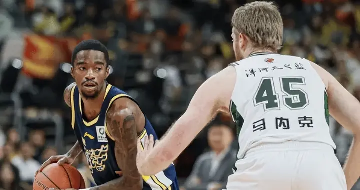 广东两小外曝弊端！萨姆纳需搭配射手，奎因只能无球还没防守！