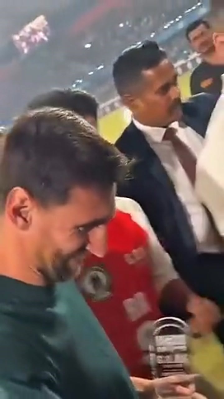 有人和梅西握手后，印度部长很生气