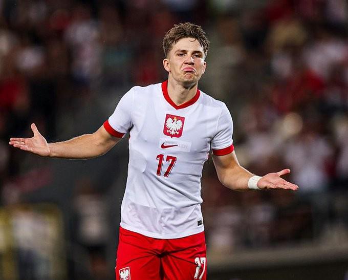 波兰媒体：拜仁上周派球探考察了17岁边锋皮图谢夫斯基