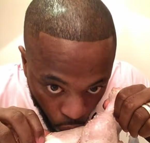 曾在镜头前啃生鸡，埃弗拉：是挺恶心的，我后悔拍了那段视频