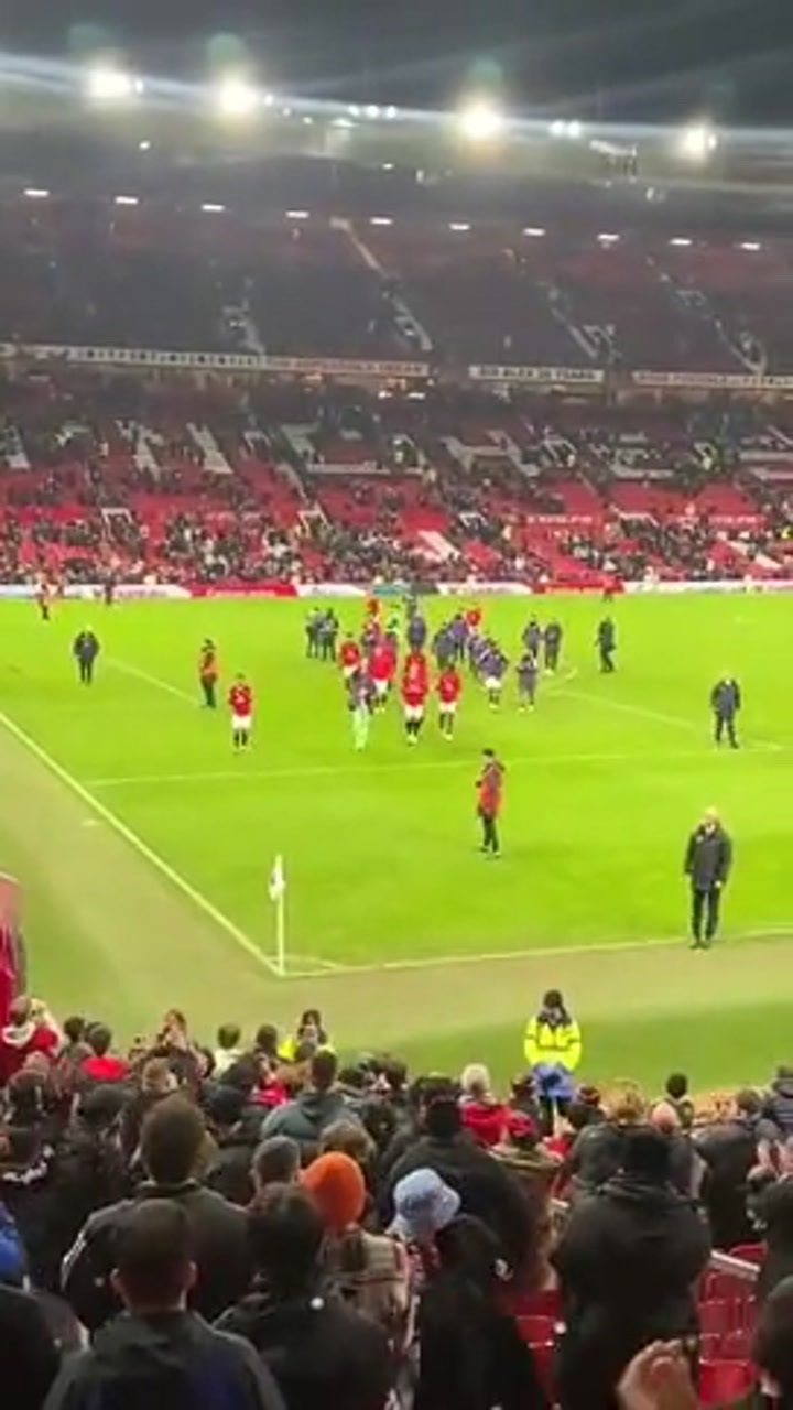 进球大战！曼联球员离场时 全场球迷报以热烈的掌声