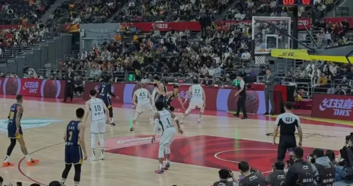 郭昊文42分破生涯纪录徐杰伤退 萨姆纳首秀26分广东加时险胜南京