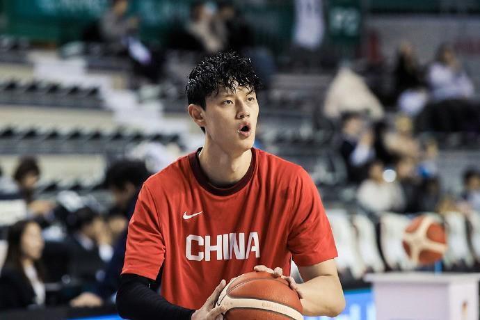 宋翔：曾凡博未参加首钢训练，本赛季去向尚无官方明确说法