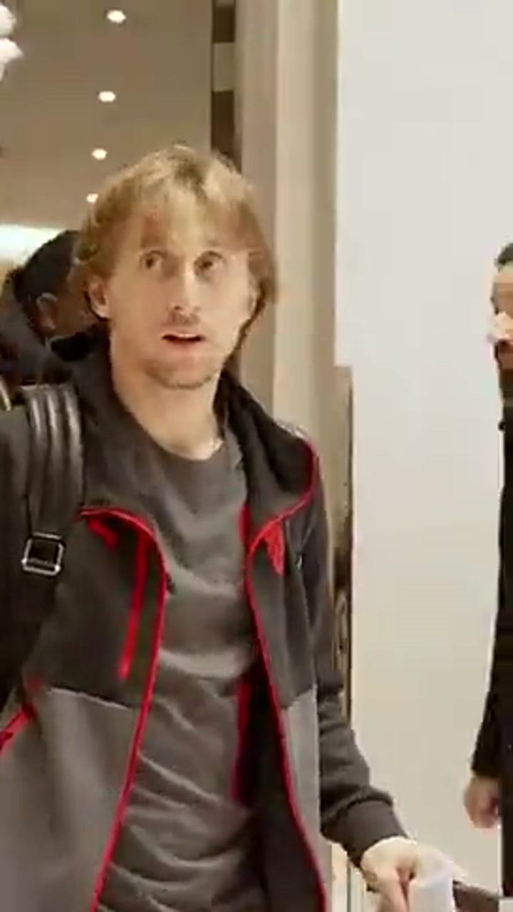 备战意超杯！AC米兰全队抵达利雅得