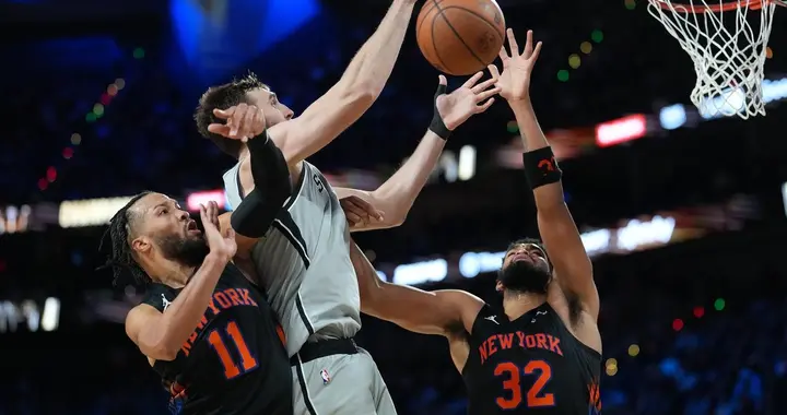 NBA杯决赛-布伦森25分唐斯两双 尼克斯7人上双末节逆转马刺夺冠